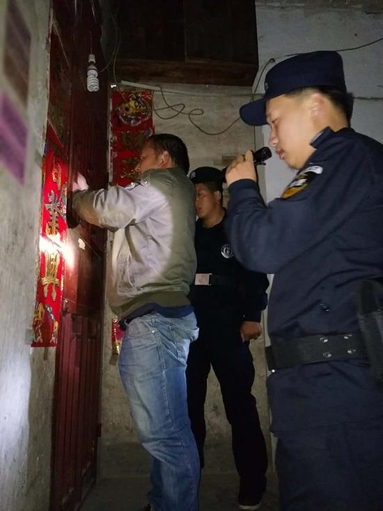 杭州粗心妈妈误将幼女锁家中 