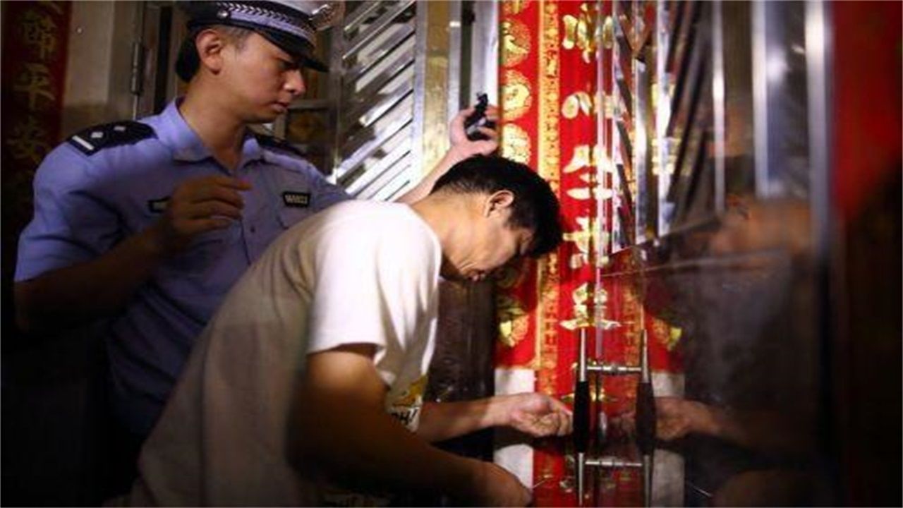 杭州请开锁师傅开了锁后，师傅